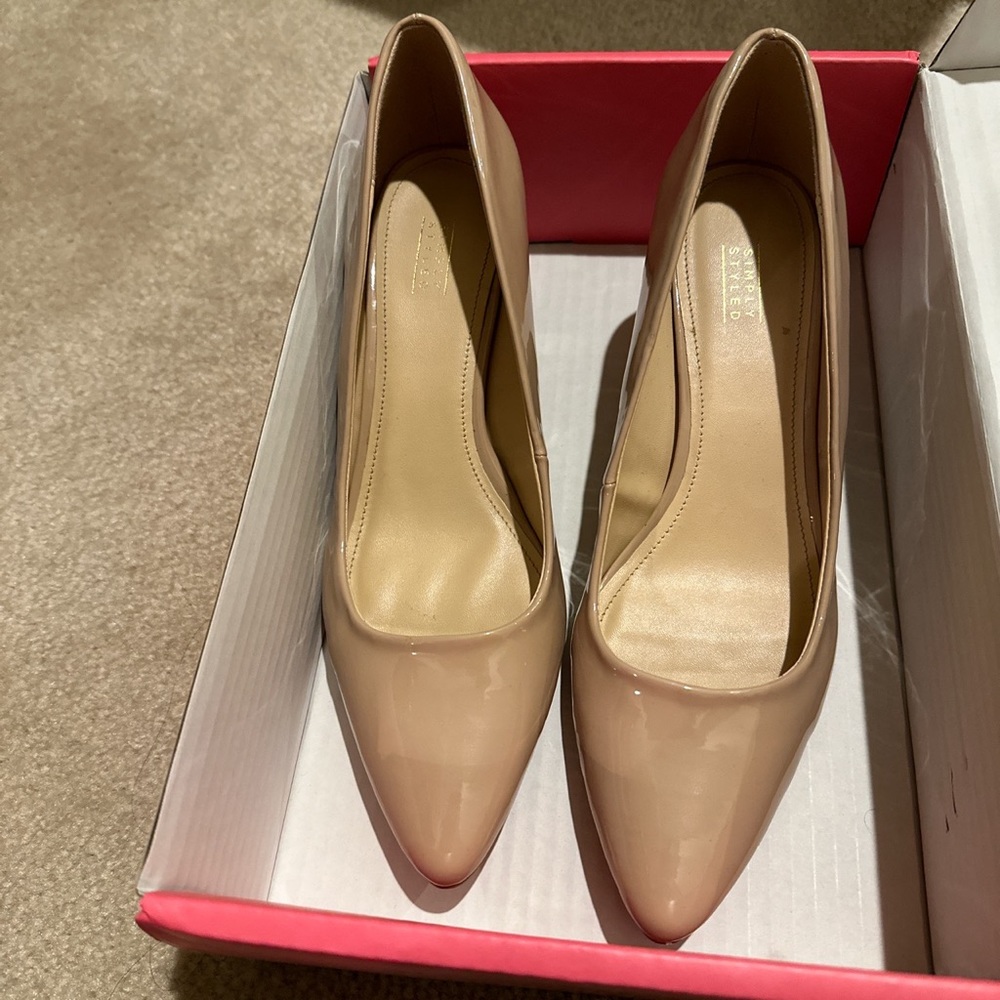 Like new Simply Styled US size 8.5 nude heels